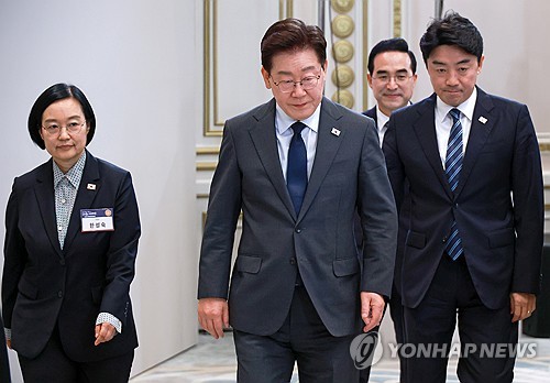 국가재정전략회의 입장하는 이재명 대통령