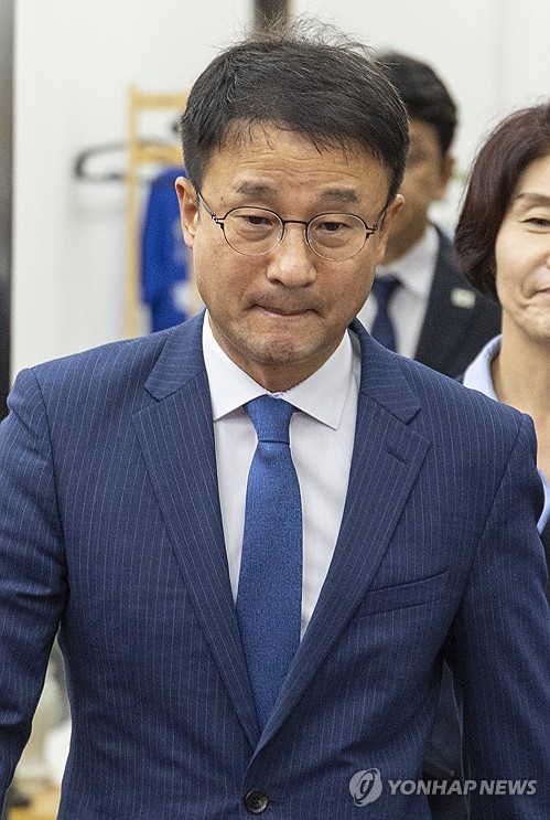 비공개 최고위 후 열린 원내대책회의 입장하는 한병도 당 대표 직무대행