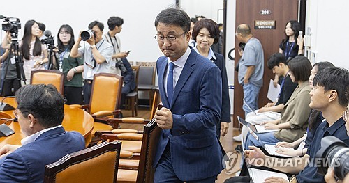 원내대책회의 입장하는 한병도 당 대표 직무대행
