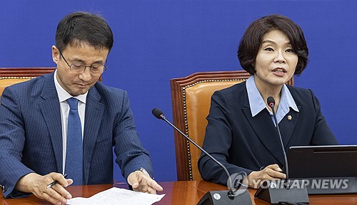 원내대책회의에서 발언하는 한정애 정책위의장
