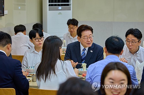 이재명 대통령, 청와대 구내식당 오찬