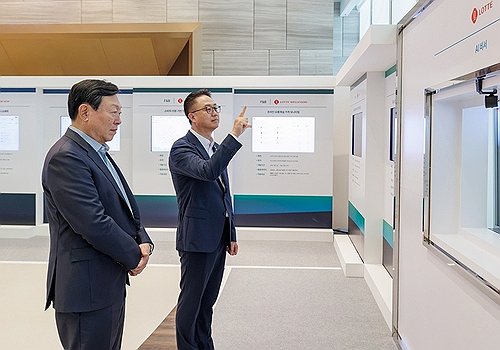 신동빈 롯데 회장, AI 에이전트 전시 관람