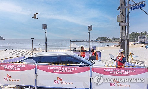 SK텔레콤 직원들이 해수욕장에서 네트워크 시설을 점검하는 모습