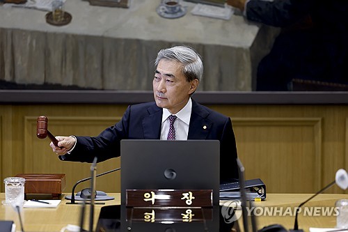 금융통화위원회 본회의, 의사봉 두드리는 신현송 한은 총재