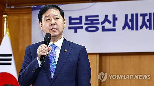 토론회서 발언하는 구윤철 부총리