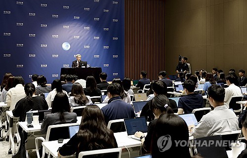 기자간담회서 발언하는 신현송 한은 총재