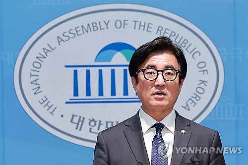 현안 브리핑하는 민주당 김성회 원내대변인