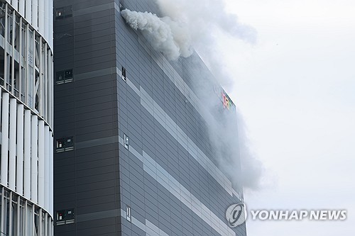 장시간 진화 이어지는 인천 쿠팡 물류센터