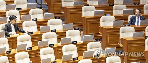 바라보는 한동훈과 정성호