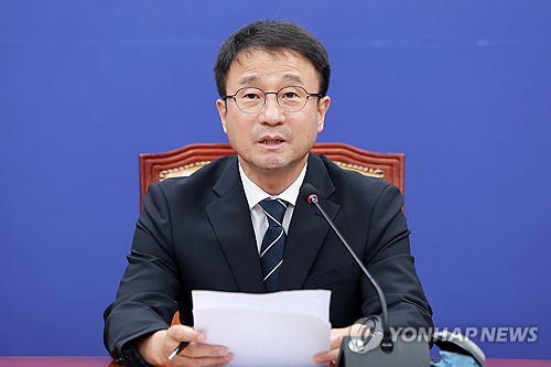 민주당 원내대책회의에서 발언하는 한병도 대표 직무대행