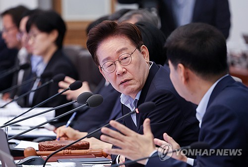 의견 나누는 이재명 대통령과 구윤철 부총리