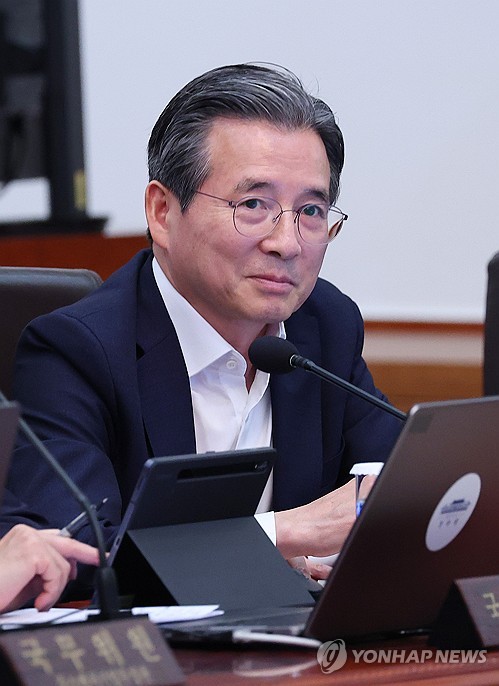 대통령 발언 듣는 김용범 정책실장