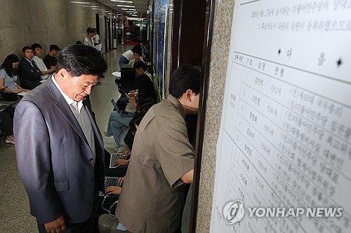 '전당대회 후보자 기탁금 문제 논의' 선관위 회의 향하는 소병훈 위원장