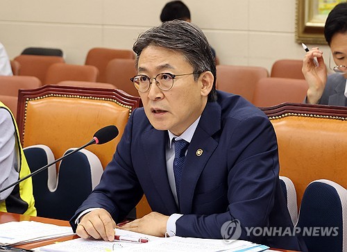 홈플러스 회생 관련 답변하는 권대영 금융위 부위원장