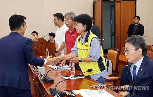 홈플러스 회생 관련 정무위 간담회, 인사 나누는 참석자들