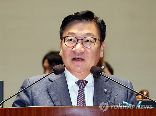 의원총회 발언하는 정점식 원내대표