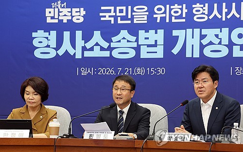 민주당 정책의원총회에서 발언하는 한병도 대표 직무대행