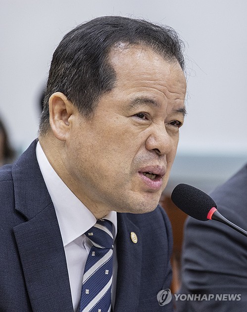 의원 심문에 답하는 위철환 중앙선관위원장 직무대행