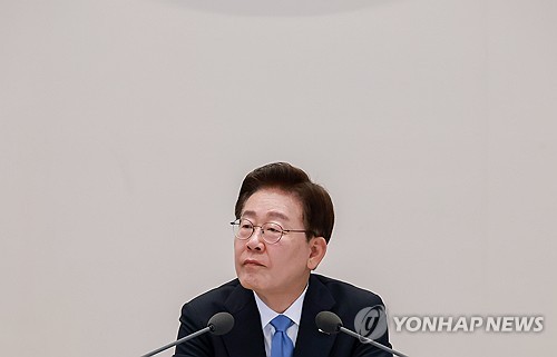 참석자 발언 듣는 이재명 대통령