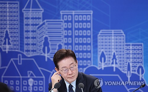 참석자 발언 듣는 이재명 대통령