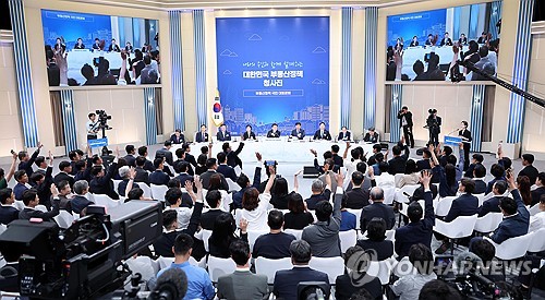 발언권 요청하는 참석자들