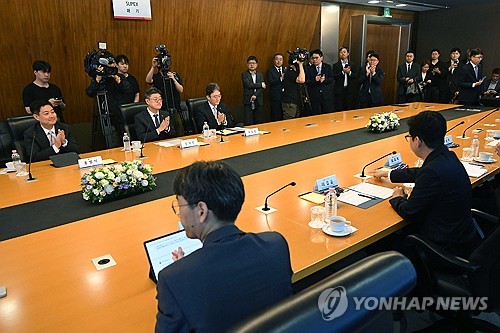 지난달 23일, 과기정통부와 간담회에서 박수치는 통신3사 CEO