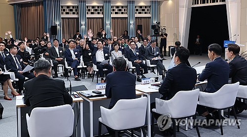 발언권 요청하는 참석자들