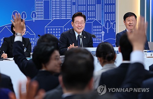 발언권 요청하는 참석자들