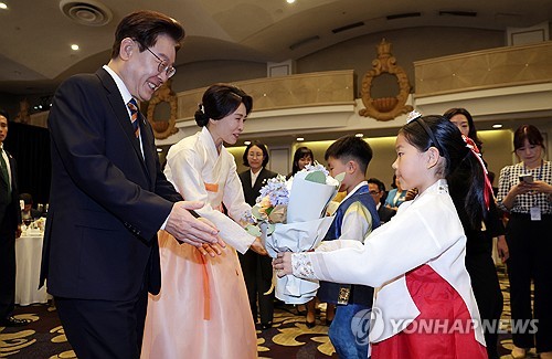화동과 인사하는 이재명 대통령 부부