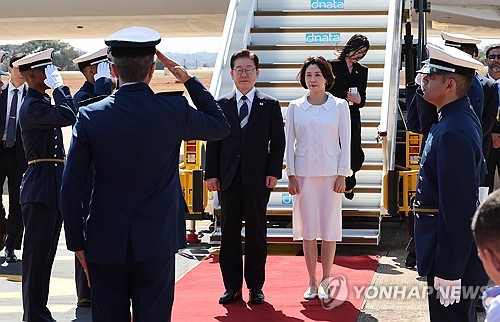 브라질 도착한 이재명 대통령 부부