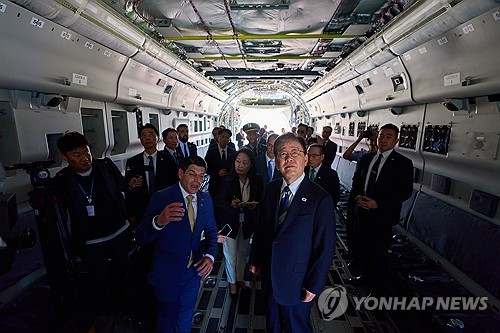 C-390 수송기 시찰하는 이재명 대통령