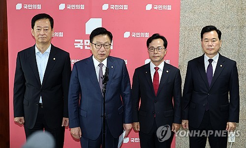'멱살잡이' 소동 관련 입장 밝히는 정점식 원내대표