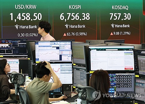 27일 서울 중구 하나은행 딜링룸 현황판