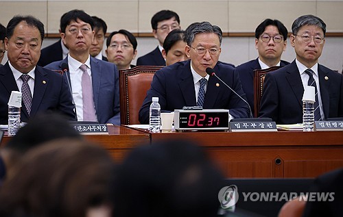 질의에 답하는 정성호 장관