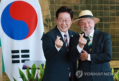 손가락 하트 만들어보이는 한-브라질 정상