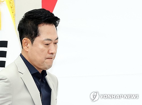 굳은 표정의 장동혁 대표
