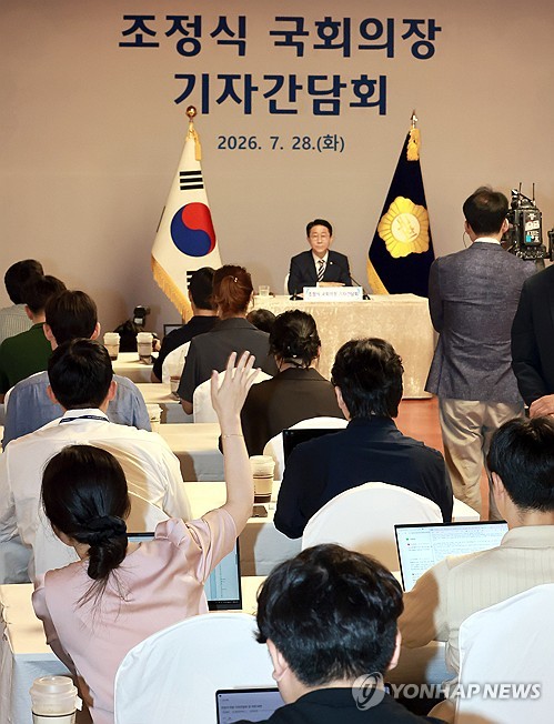 취재진 질의 받는 조정식 국회의장