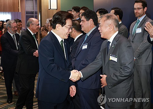 악수하는 이재명 대통령과 정의선 회장