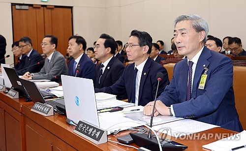 답변하는 신현송 한국은행 총재