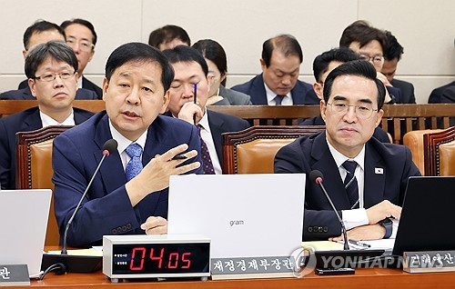 답변하는 구윤철 부총리 겸 재정경제부 장관
