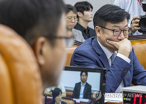 '패스트 트랙' 개정 두고 여야 원내대표 '불편'
