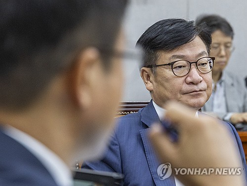 '패스트 트랙' 개정 두고 여야 원내대표 '불편'