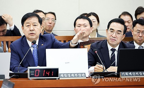 답변하는 구윤철 부총리 겸 재정경제부 장관