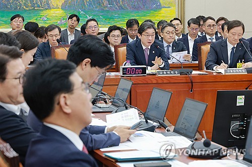 정무위 전체회의서 답변하는 이억원 금융위원장
