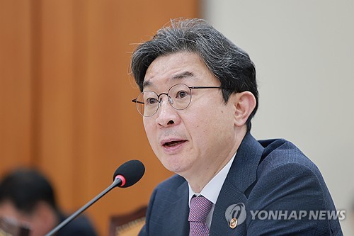 정무위 전체회의에서 답변하는 이억원 금융위원장