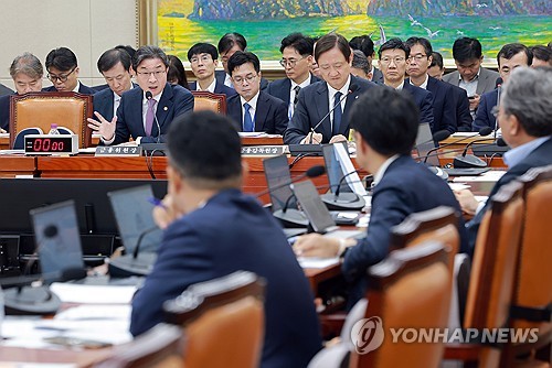 정무위 전체회의에서 답변하는 이억원 금융위원장과 이찬진 금융감독원장