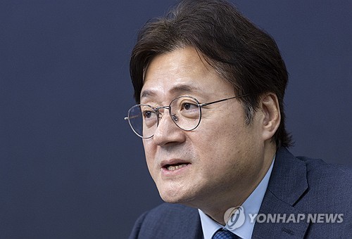 신장식 대표 취임 축하 인사 전하는 홍익표 청와대 정무수석