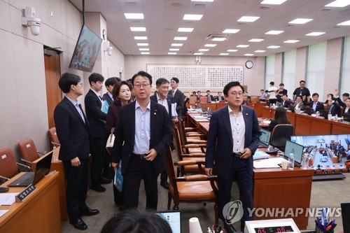 '보완수사권 폐지' 형소법 개정안, 與 주도 법사위 통과_황남경