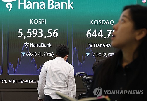 지난 30일 중구 하나은행 딜링룸 전광판 모습