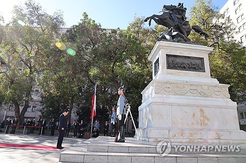 이재명 대통령, 칠레 건국영웅에 묵념
